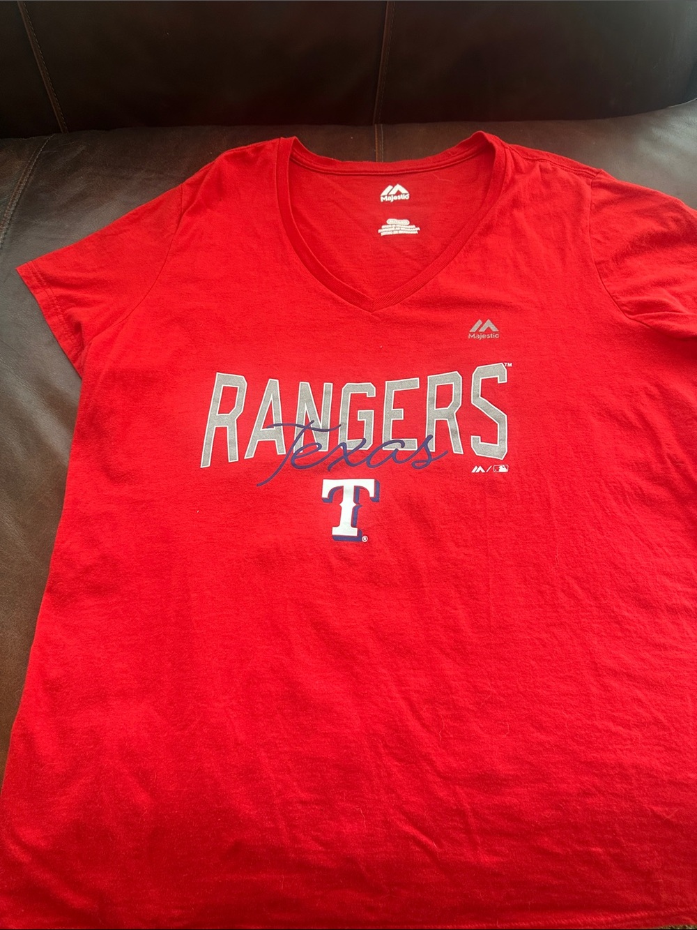 Majestic wonens Red Texas Rangers V-Neck Tee with Team Logo